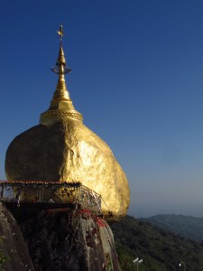 Le bouddhisme a une importance capital dans la vie des birmans. La golden rock tient en place par un seul cheveux de Bouddha et il est strictement interdit aux femmes de s'en approcher.